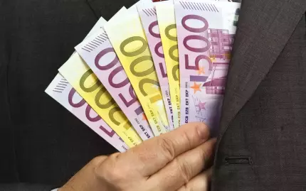 Directorul unui liceu cu program sportiv, trimis în judecată pentru luare de mită Directorul de liceu ar fi încasat sume importante de bani ca mită