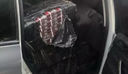 Tras pe dreapta pentru un control de rutină, un şofer ilfovean a fost prins în Bacău cu ţigări de contrabandă Bărbatul a fost plasat sub control judiciar
