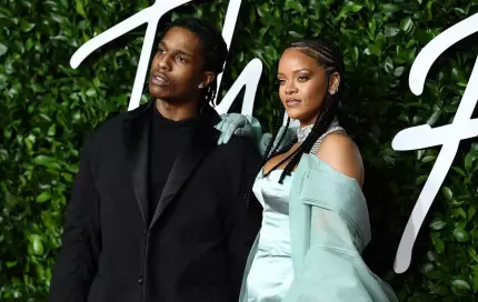 Rapperul ASAP Rocky a anunţat că are o relaţie cu Rihanna Rihanna și ASAP Rocky la Fashion Awards 2019