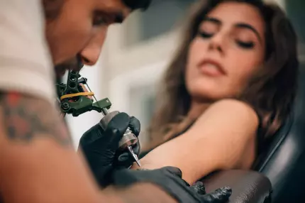 Se schimbă regulile în saloanele de tatuaje. Minorii au nevoie de acordul părinţilor pentru a se tatua sau pentru a-şi face piercinguri Se schimbă regulile în saloanele de tatuaje. Minorii au nevoie de acordul părinţilor pentru a se tatua sau pentru a-şi face piercinguri
