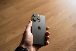 Prețul unui iPhone ar putea ajunge la 3.500 $ dacă va fi produs în SUA. Analist: 